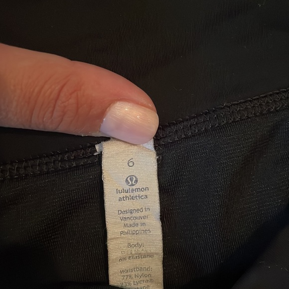 lululemon hottie hot short 2.5” - Picture 2 of 3